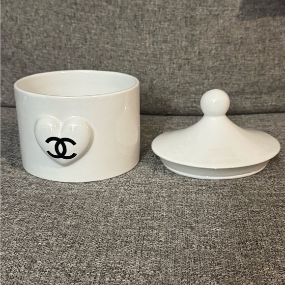 ❗️LAST FEW❗️ CHANEL White Heart Cookie Jar - Picture 3 of 6